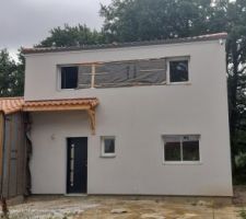 Crépis terminé, il ne manque plus que le bardage bois pour que l'extérieur de la maison soit fini.