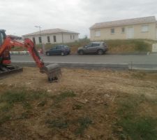 Tranchée et deux rang de parpaings monte pour le soubassement.