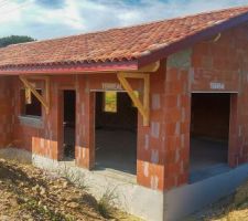 Des tuiles ! La maison prend forme !