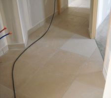 Carrelage du couloir en continuation du salon