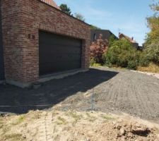 Démarrage des travaux de terrassement pour l'allée et le côté de la maison (carport prévu sur tout le pignon de la maison.