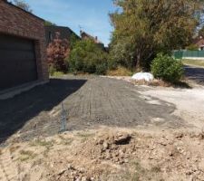 Démarrage des travaux de terrassement pour l'allée et le côté de la maison (carport prévu sur tout le pignon de la maison.