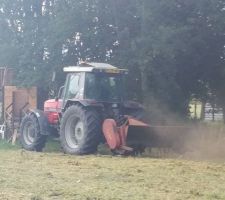 L'agriculteur hyper sympas qui vient tondre le pelouse....2000m² en 30min