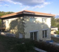 On apercoit l'ombre du masque &agrave; l'ouest.