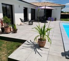 Terrasse côté maison avec profilé alu gris foncé