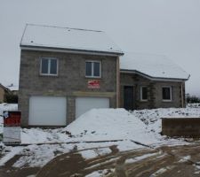 Vue d'ensemble de la maison avec sa première couche de neige