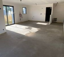 Chape coulée sur le plancher chauffant et l'isolant.