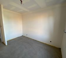 Chape coul&eacute;e sur le plancher chauffant et l'isolant.