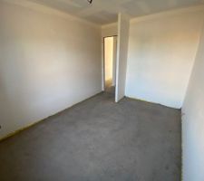 Chape coul&eacute;e sur le plancher chauffant et l'isolant.