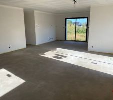 Chape coulée sur le plancher chauffant et l'isolant.