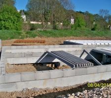 Un rang de parpaings sur les longrines puis pose des poutrelles.