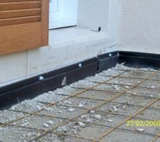 Selon accord avec le constructeur, pose d'une géomembrane étanche en bas des murs est et sud. Préparation de la dalle pour la terrasse.
Attention, erreur de date, appareil photo mal réglé à l'époque.