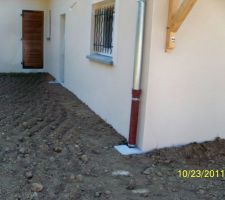Le constructeur a remblayé au ras de l'arase étanche.