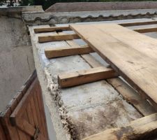 Abris de jardin, vue de dessus, tuiles retirées, espace entre panes vide