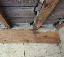 Abris de jardin, coin haut, avec tuiles, avec remplissage des espaces entre panes avec du mortier