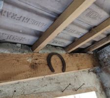 Abris de jardin, coin haut coté porte, avec tuiles, avec remplissage des espaces entre panes avec du mortier