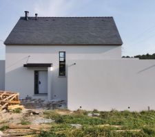 Entr&eacute;e fa&ccedil;ade nord enduit termin&eacute;