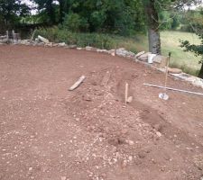 Terrain sous la grange  

tranchée pour petit soutènement  en bois de 25 cm