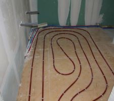 Salle de bain : vue depuis le dégagement