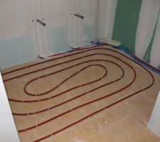 Salle de bain : vue depuis le placard