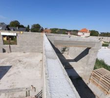 Élévation des murs du 21 juillet au 31 juillet.

 vue haute béton armée dans chainage en U ou poutrelle béton (dessus menuiserie).