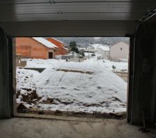 Sous-sol avec vue sur l'allée et le lotissement