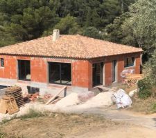 Vue d?ensemble de la maison ! &Ccedil;a avance doucement mais s&ucirc;rement contente de nos ma&ccedil;ons qui ont fait un beau travail tr&egrave;s propre