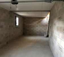 Vue du sous-sol garage /buanderie 
La buanderie sera au fond avec une cloison et porte pour séparer partie garage et buanderie (ma pièce tant attendue )