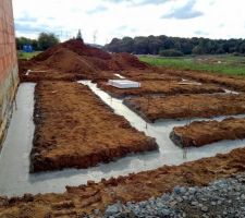 Cela démarre vite. Tout va bien pour le moment. Nous croisons les doigts car la construction d'une maison n'est pas toujours un long fleuve tranquille pour les futurs propriétaires.