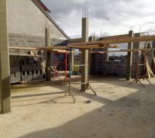 6 poutres verticales vont soutenir l'&eacute;tage. 3 poutres seront dans le garage, 2 dans des placards et une seule restera visible et sera dans la cuisine.