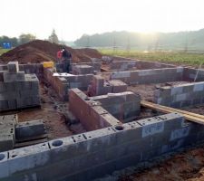 Mardi 19 novembre 2019 : Trois rangs de parpaings sont pr&eacute;vus.