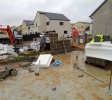 Lundi 3 f&eacute;vrier 2020 : Les 6 rangs de parpaings sont cass&eacute;s. Le camion et la pelle m&eacute;canique sont bien utiles