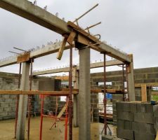 Les poutres horizontales sont mises en place pour supporter l'&eacute;tage.