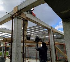 Mise en place de la derni&egrave;re poutre indispensable &agrave; la solidit&eacute; de l'ensemble.