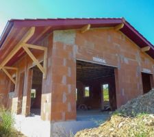 Les charpentiers ont posés les lambris dans les sous-pentes.