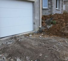 Devant de garage : regard et descente de toit