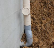 Terrasse : descente de toit avec &eacute;vacuation sous la dalle