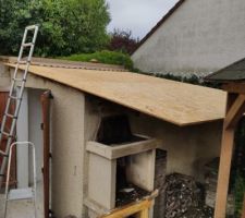 Toutes les planches d'osb3 sont en place et vissées...
c'est pas fini...