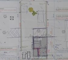 Le plan de masse du constructeur. La bande principale (R+1) est de 12m en partant de la bordure du terrain en bas et il y a ensuite 6 de bande secondaire (R)