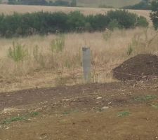 On a monter un pilier commun avec notre voisine afin de monter notre clôture.