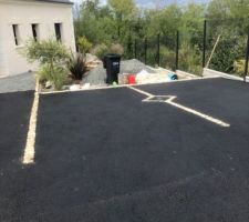 Place de parking bitume et pav&eacute;