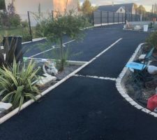 Place de parking bitume et pav&eacute;