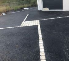 Place de parking bitume et pav&eacute;