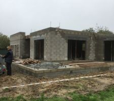 Une seconde visite du terrain. la maison du voisin avance bien.