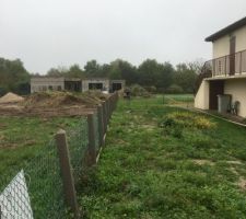 Une seconde visite du terrain. la maison du voisin avance bien.
