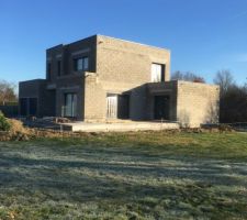 Visite sur le terrain une fois &ecirc;tre devenu propri&eacute;taire. la maison du voisin a encore bien avanc&eacute;e.