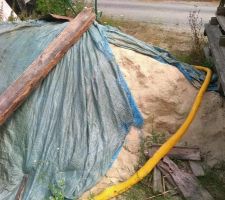 Argile : l'argile du terrain étant très argileuse il faut ajouter du sable.
Chez moi : 3 à 4 volumes de sable pour 1 volume d'argile.
Ici du sable de rivière 0/4. Suffisant pour le corps d'enduit ou les murs chauffants. Pour la finition, je tamise la quantité nécessaire.