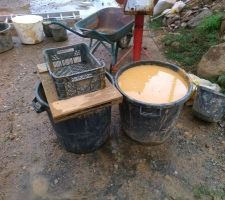 Argile : après 24 à 72 heures de trempage, je tamise grossièrement. L'argile issue du tamisage servira dans un corps d'enduit.