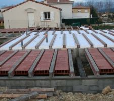 Poutres installée. Tuyaux installés. Polystyrène et briques en cours.