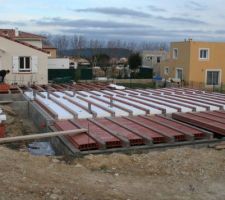Poutres installée. Tuyaux installés. Polystyrène et briques en cours.